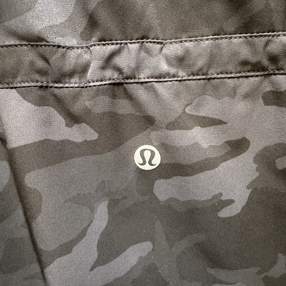 LULULEMON Women's Pack It Up Black Camo Jacket Sz 2 Vented Pockets Hooded - Picture 9 of 13